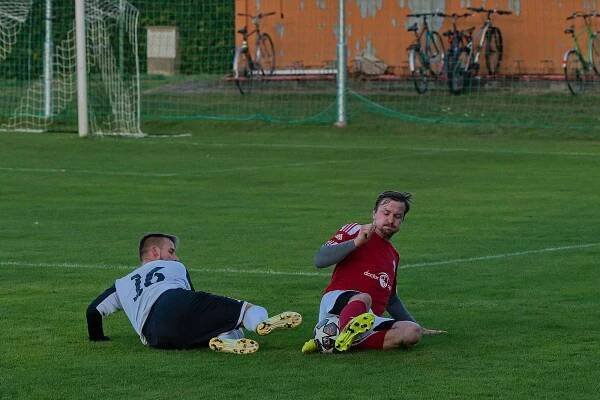 Sokol Újezd zvítězil díky hattricku Jiřího Homby na podzim v Ostřešanech 4:1.
