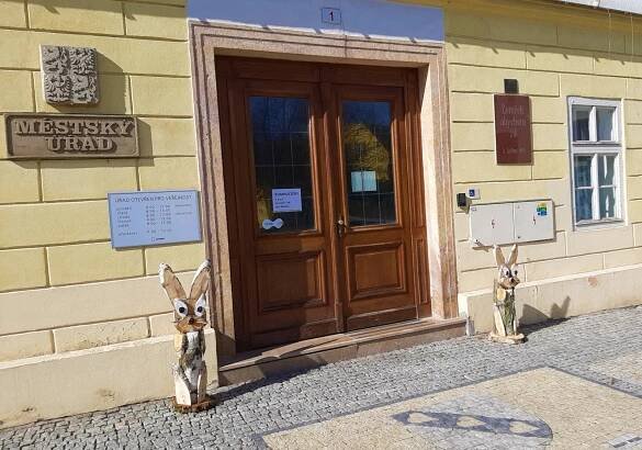 OBRAZEM: Jirkov obsadili velikonoční zajíci. Ušáci zdobí město