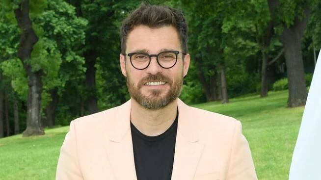 Leoš Mareš změnil image, v brýlích a s plnovousem je z něj krásný chlap. Zhodnotil ho stylista