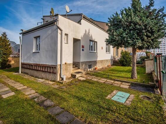 Stavební pozemek 372 m2 Praha 11 Chodov s možností přestavby na bytový dům | Reality.iDNES.cz 
