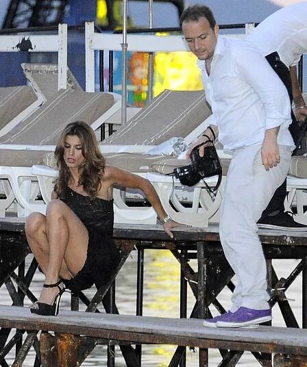 Upskirts and Teasers 2: Celeb Upskirts: Elisabetta Canalis