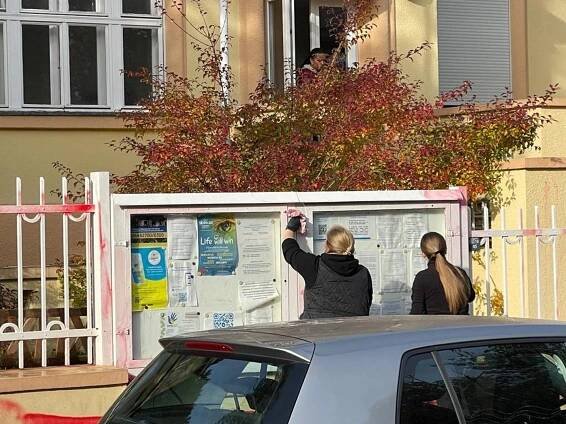 Nejen Žytomyr a Kyjev, ruskou agresi schytává už i Praha. Rudou barvou to odneslo sídlo velvyslance