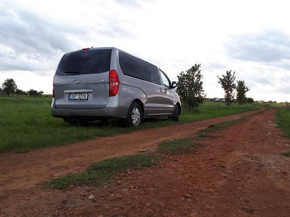 Dodávka pro náklad i minibus pro osm lidí? Ojetý Hyundai H-1 pořídíte za polovinu z ceny konkurentů a vydrží (skoro) všechno. Má jediné minus...