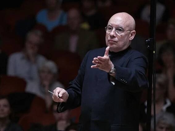 Uměleckým ředitelem a šéfdirigentem Filharmonie Brno je Dennis Russell Davies. Orchestr povede od příští s...