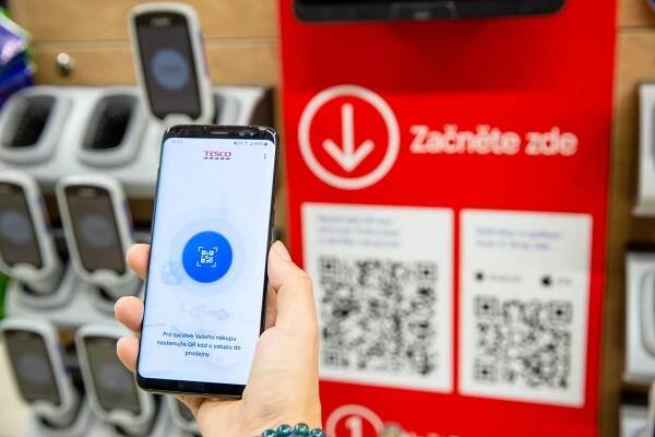 Už ve 45 obchodech Tesco se dá nakupovat a platit mobilem