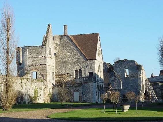 Soubor:Senlis - Château royal.jpg – Wikipedie
