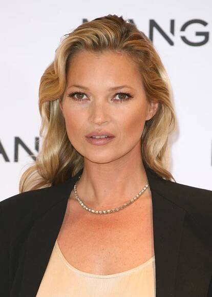 Foto 4 k článku Věk nejde zastavit: Modelka Kate Moss se vrátila k cigaretám a ukázala vrásčitou tvář bez make-upu