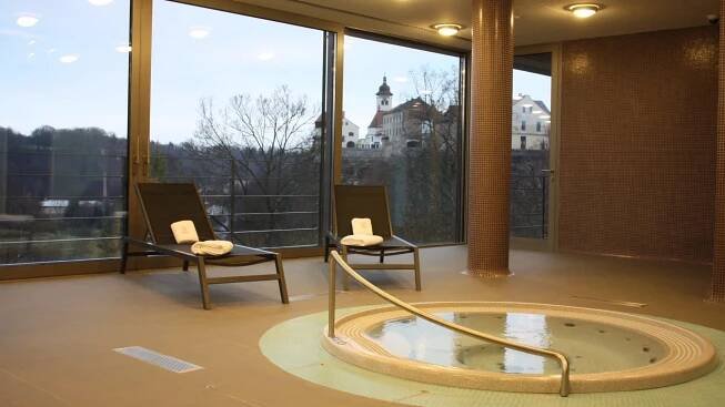 Podzimní relax na Náchodsku s wellness, snídaněmi a romantickou večeří