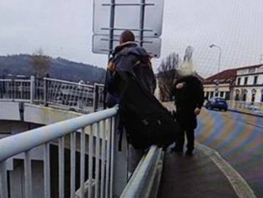 Strážníci zachránili život sebevrahovi. Zabránili mu skočit z mostu