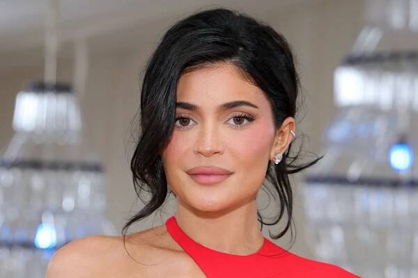Honestly, Kylie Jenner Should Bleach Her Brows Permanently — See the Photos