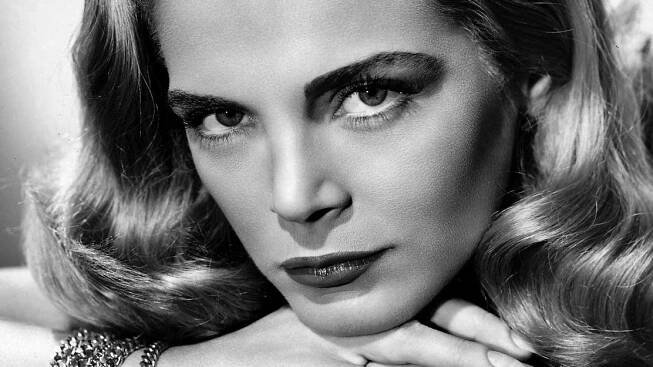 Záhadná smrt snoubence krásky Lizabeth Scott přezdívané Hrozba. Herečka byla dopsaná v jeho závěti