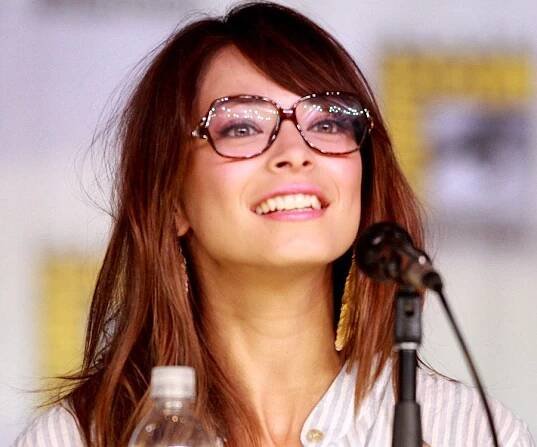 Kristin Kreuk Biography - Facts, Childhood, Family Life & Achievements