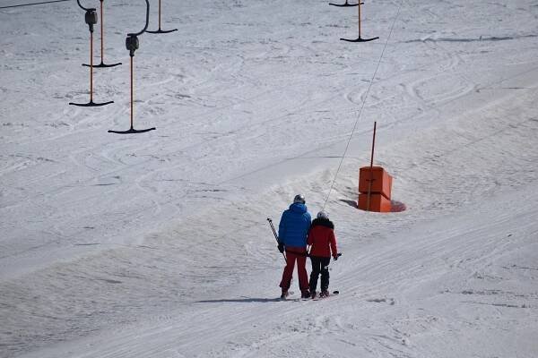 Lidé si užívají Velikonoce v Krkonoších. Přilákalo je poslední lyžování