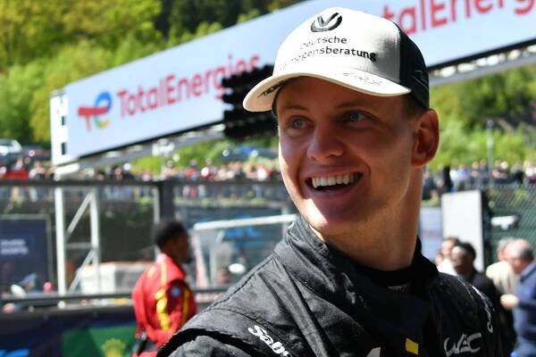 Mick Schumacher kann wieder lachen: Die Tür zur Formel 1 könnte für ihn doch nochmal aufgehen.