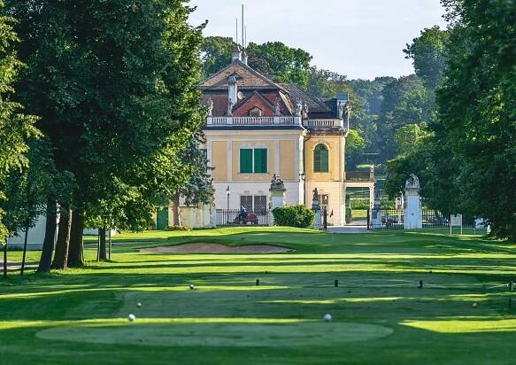 Golfplatz neben Schloss Schönborn
