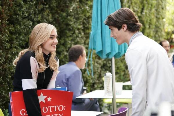 Americká manželka - The Guardian - Z filmu - Meg Donnelly, Daniel DiMaggio