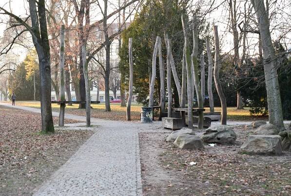 Zeleň u Jiráskových sadů už auta ničit nebudou - www.litomerice.cz