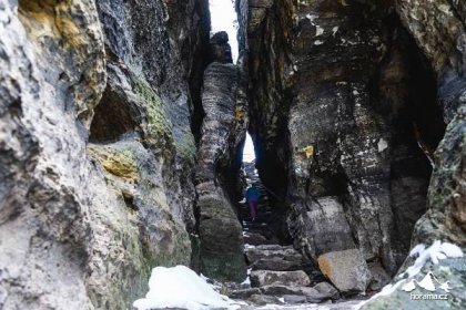 Výlet na zasněžené pískovcové Tiské stěny a Ostrovské skály | Horama