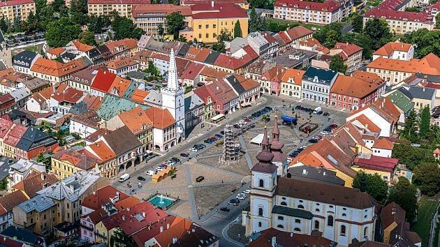Úžasné pohledy na Kadaň, Klášterec i okolí nabízí nová kniha leteckých snímků