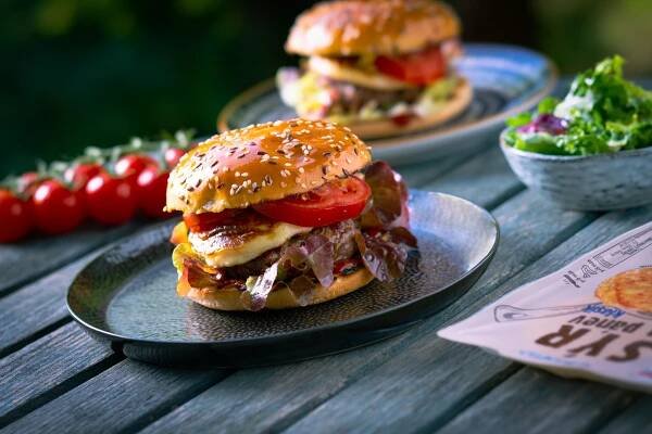 Hamburger se Sýrem na pánev, dubovým salátem a grilovanou cibulí | MADETA a.s.