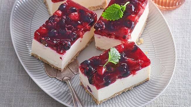 Jogurtové cheesecake řezy s ovocem