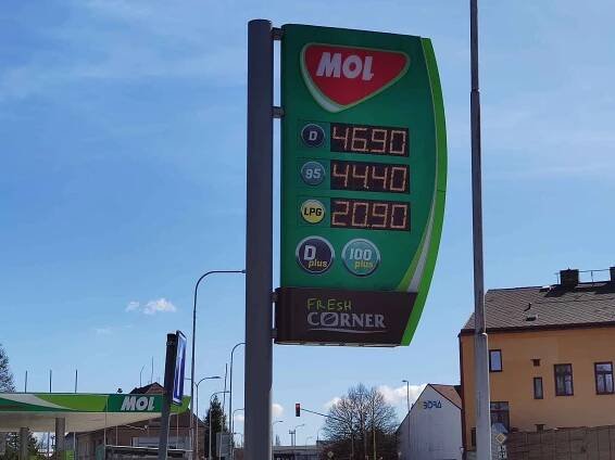 Ceny pohonných hmot klesají. Už se dá natankovat benzín i pod 40 korun za litr