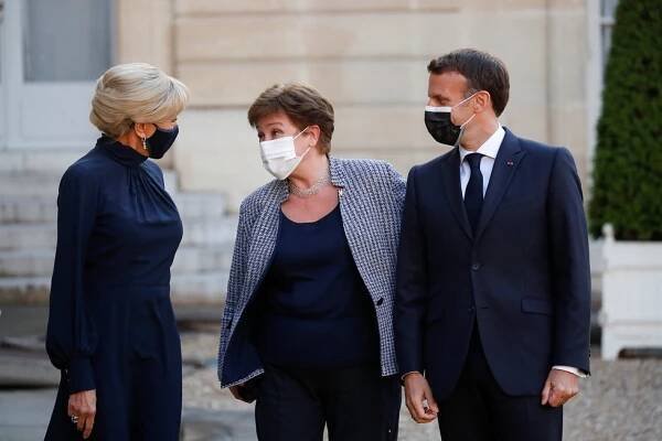 Macronová je pozorná babička. Na svá vnoučata po dlouhé době práskla detail ze života