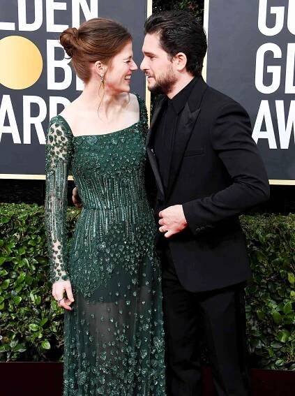 Game of Thrones' Kit Harington and Rose Leslie Walk Golden Globes Red Carpet Hand-in-Hand