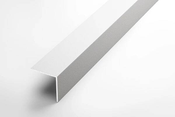 Rohové profily: kovové perforované rohy a plastové (PVC) trojúhelníkové profily, 10x15, 20x20 a jiné velikosti