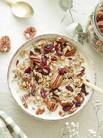 Granola s brusinkami, pekanovými ořechy a javorovým sirupem