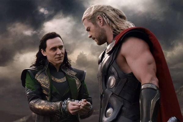 THOR: THE DARK WORLD, from left: Tom Hiddleston, Chris Hemsworth, 2013.
