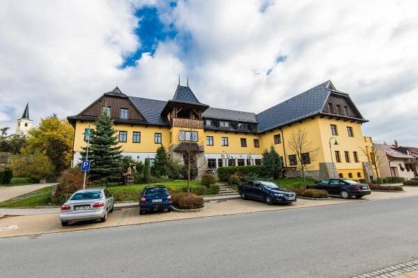 Valašský hotel a Pivní lázně OGAR, Pozlovice