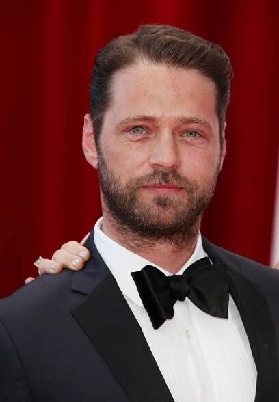 Neuvěřitelné: Tenhle unavený vousatý chlap je Brandon Walsh z Beverly Hills