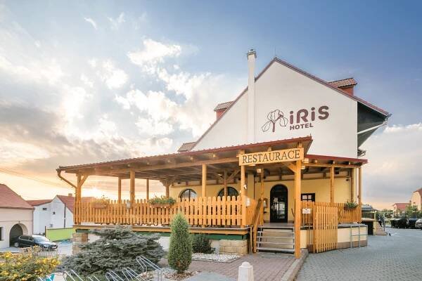 Restaurace s letní terasou - Mikulov | Wellness Hotel IRIS - Hotel Iris
