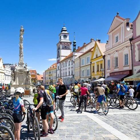Návštěvnost centra Třeboně je v sezóně podle vrchního strážníka Vladimíra Školky na hranici zvládnutelnosti. Místní poukazují na to,  že mnozí cyklisté jsou neukáznění | foto: Fotobanka Profimedia