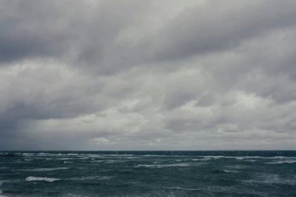 krásný snímek moře s šedou tmavě zataženou oblohou - obraz se sníženou sytostí - stock snímky, obrázky a fotky