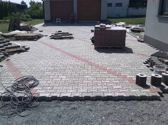 Zámková dlažba Čelákovice | StavímeProRadost