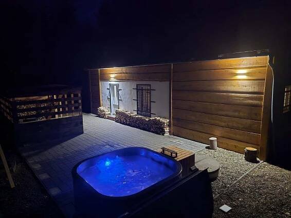 Večerní pohled na chalupu, vířivku a venkovní altán s posezením - ubytování Mikulovice - foto 2
