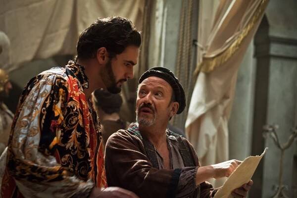 Da Vinciho démoni - Věž - Z filmu - Tom Bateman, Allan Corduner