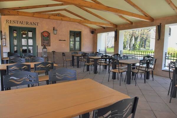 Venkovní terasa v restauraci VIA IRONIA Vysoké Mýto | viaironia.cz