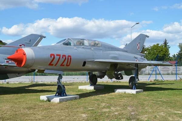 Soubor:Mikoyan MiG-21U-600 '2720' (13455814034).jpg