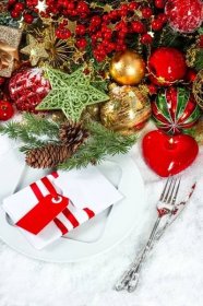Vánoční stolní prostírání s červeným srdcem svíčka — Stock fotografie