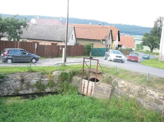 FOTO: Lážovice uzavře závora