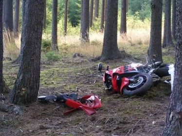 Motorkář zemřel po nehodě v lese: Jeho tělo našli až druhý den