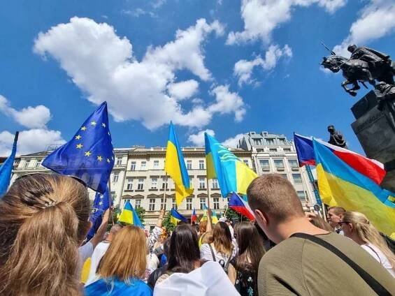 Centrem Prahy se nesly ukrajinské vlajky: „Děkujeme Česko,“ burácel průvod v tradičních krojích