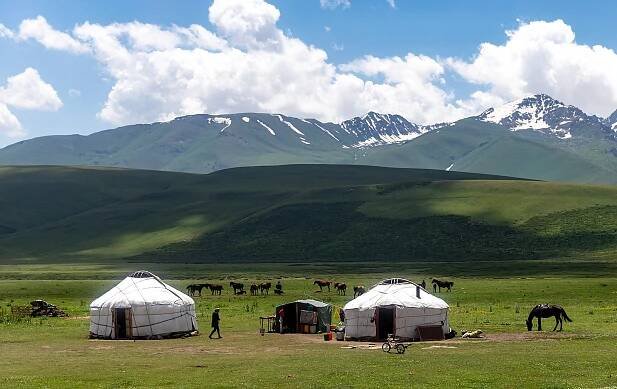 Soubor:Ala-Bel pass, Kyrgyzstan (29561433347).jpg