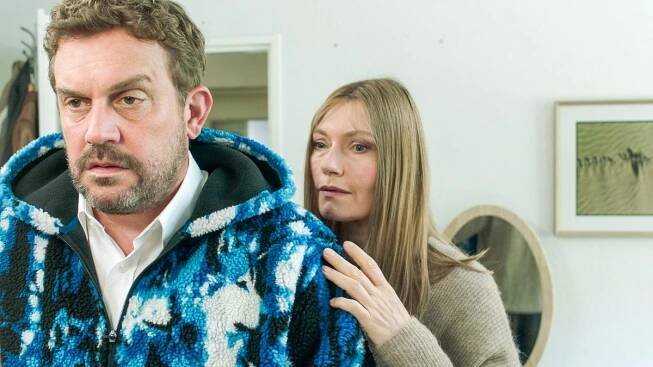 Stinknormal? Ganz besonders! Neue Comedy-Serie "Die StiNos" mit Sebastian Bezzel und Johanna Christine Gehlen startet am Freitag auf Joyn