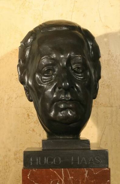 Soubor:Vojtěch Adamec, Busta Hugo Haas.JPG – Wikipedie