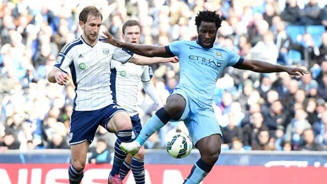Bony Wilfried z Manchesteru City (vpravo) proti West Bromwichi.