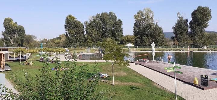 Pohled na přírodní koupaliště Biotop Radotín v první podzimní den roku 2020. 
